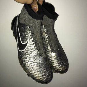 Nike soccer cleats good condition barely worn.